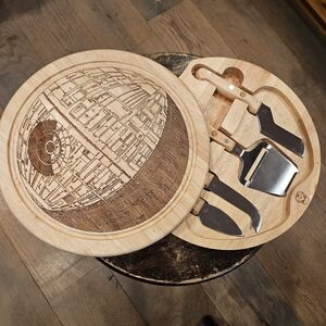 NWOT Star Wars Death Star Cheese Cutting Charcuterie Board with Knives